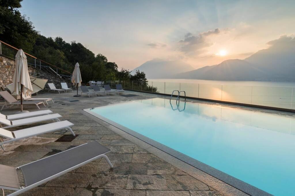 Magic Lake View With Beautiful Pool Area Беллано Екстер'єр фото